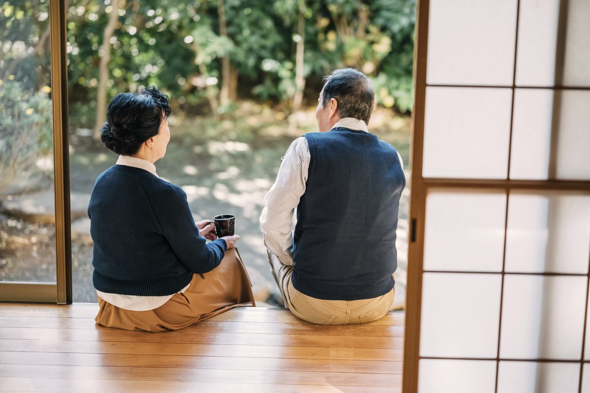 縁側に並んで座り、庭を眺める二人の後ろ姿